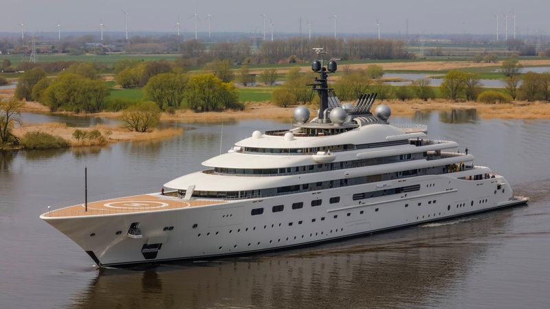Bremer Lürssen Jacht Blue auf der Weser