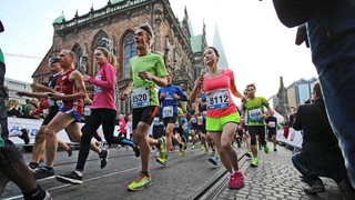Läuferinnen und Läufer bei einem Marathon