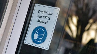 Hinweis zur Maskenpflicht an einer Eingangstür (Archivbild)