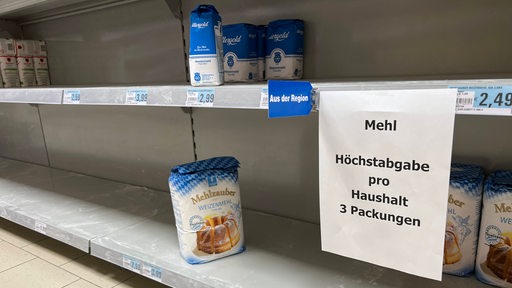 Leeres Mehl-Regal in einem Supermarkt (Archivbild)