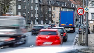 Dichter Verkehr in einer Tempo-30-Zone (Symbolbild)