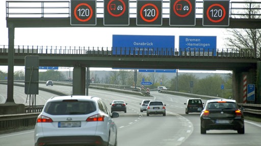Die Autobahn A1 in der Nähe des Bremer Kreuzes (Archivbild)