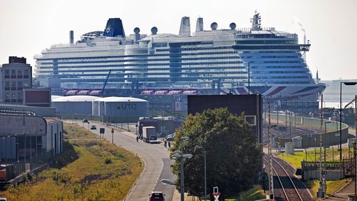 Kreuzfahrtschiff am Kreuzfahrtterminal des Columbus-Cruise-Center auf der Columbuskaje in Bremerhaven