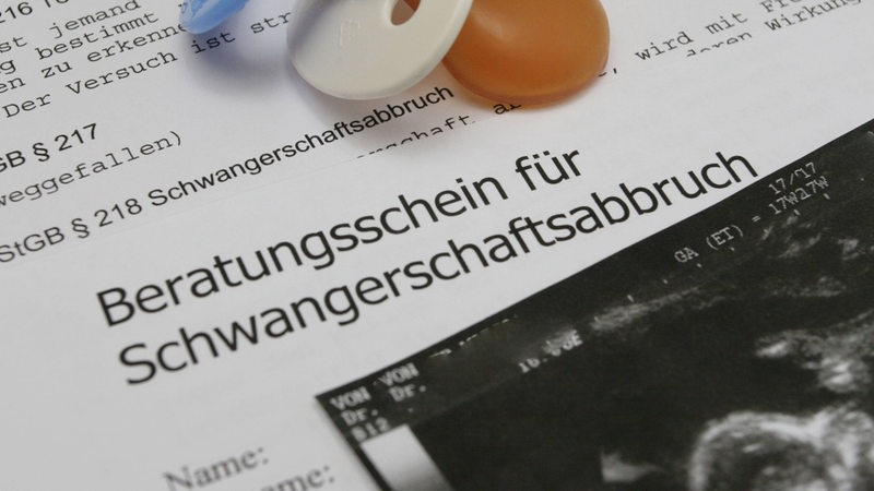 Ultraschallbild, Nuckel und Informationsmaterial zum Schwangerschaftsabbruch (Symbolbild)