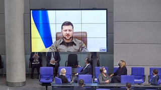 Der ukrainische Präsident Wolodymyr Selenskyj (Bildschirm) hat Deutschland mit eindringlichen Worten zu mehr Unterstützung im Krieg gegen Russland aufgefordert.