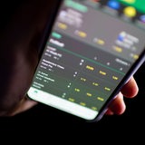 Eine Sportwettenapp zeigt Wetten mit ihren Wettquoten auf einem Smartphone an.