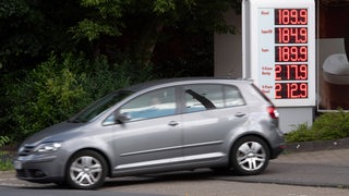 Ein Auto verlässt eine Tankstelle.