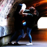 Eine Frau wird in einem Tunnel angegriffen (Symbolbild)