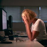Eine Frau resigniert vor Stress am Arbeitsplatz (Symbolbild)