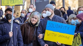 Mehrere Menschen unterschiedlichen Alters demonstrieren gegen den Ukraine Krieg