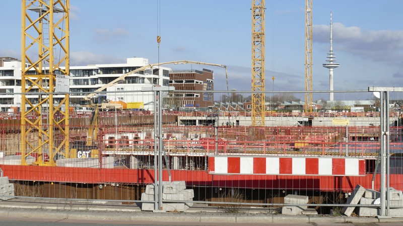 Baukräne und Baugrube eines Wohn- und Geschäftsgebäudes in der Bremer Überseestadt