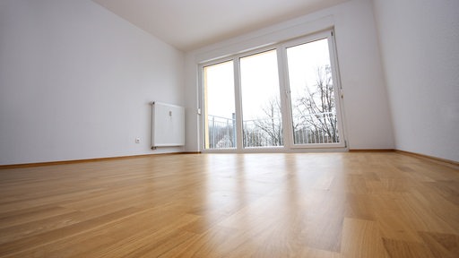 Eine leer stehende Wohnung mit Holzfußboden