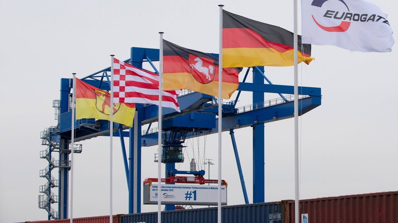 Cantainer #1 und wehende Fahnen am Jade-Weser-Port