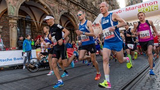 Startgruppe beim Marathonlauf in Bremen vor dem Rathaus.