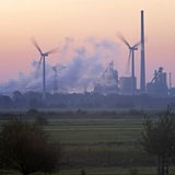 Rauchende Schlote in der Abendsonne