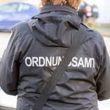 Eine Frau vom Ordnungsamt auf der Straße.