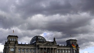 Dunkle Wolken über dem Reichstag in Berlin.