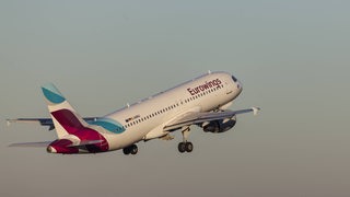 Ein Flieger der Eurowings startet