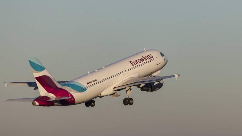 Ein Flieger der Eurowings startet