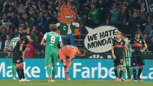 Werder-Fans protestieren mit einem großen Garfield-Schild gegen Bundesligaspiele am Montag.