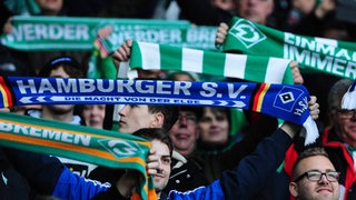 Fans halten Werder- und HSV-Schals hoch.
