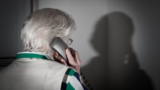Eine ältere Frau am Telefon.