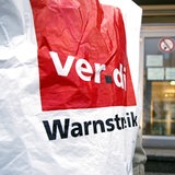 Warnstreik-Transparent vor einem Telekom-Gebäude.