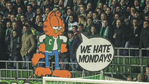 Garfield-Plakat vor der Ostkurve mit der Sprechblase "We hate Mondays".