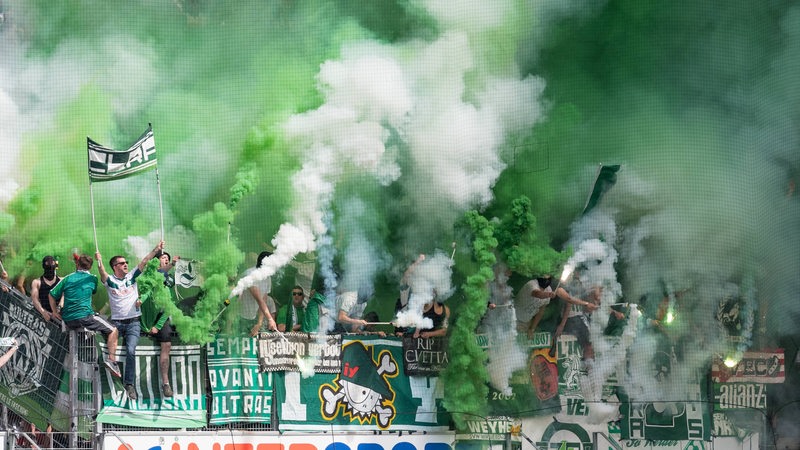 Werder-Fans zünden Pyrotechnik beim Spiel gegen Mainz