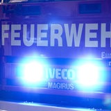 Die Front eines Feuerwehrauto mit blinkendem Blaulicht (Symbolbild)