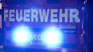 Die Front eines Feuerwehrauto mit blinkendem Blaulicht (Symbolbild)