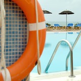 Ein leerer Pool mit Rettungsring am Rand