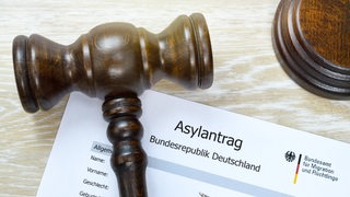 Asylantrag auf einem Tisch