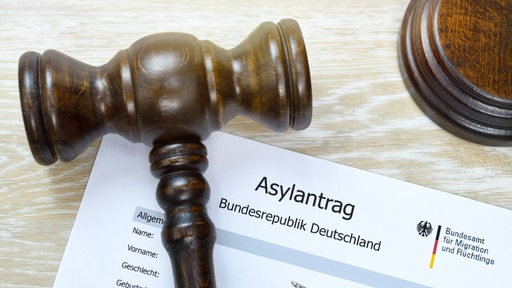 Asylantrag auf einem Tisch