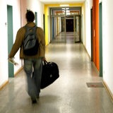 Frau mit Tasche läuft über den Flur einer Flüchtlingsunterkunft (Archivbild)