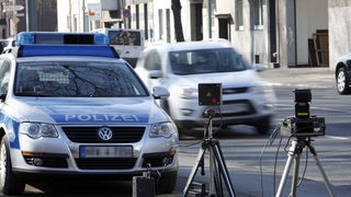 Polizeifahrzeug mit verdeckter Blitzanlage