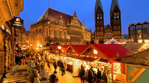 Der Bremer Marktplatz mit Rathaus und Dom, auf dem der Weihnachtsmarkt stattfindet.