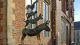 Eine Statue von Esel, Hund, Katze und Hahn. Sie stellt die Bremer Stadtmusikanten dar.