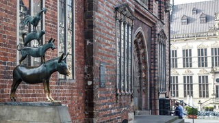 Bremer Stadtmusikanten an der Rückseite des Rathauses.