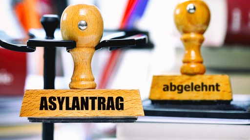 Zwei Stempel: Asylantrag Abgelehnt