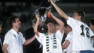 Klaus Allofs reckt den Pokal nach Werders Triumph im  Europapokal der Pokalsieger empor.