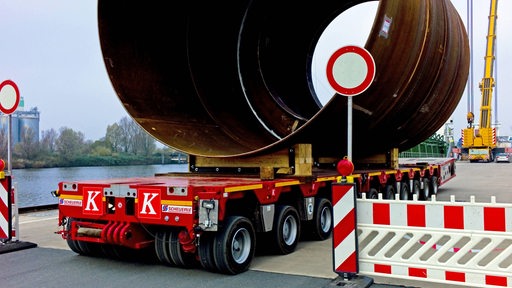 Ein Bauteil einer Windkraftanlage auf einem Schwerlasttransporter in Bremerhaven.