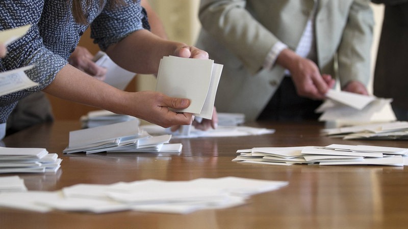 Wahlhelfer zählen Wahlzettel aus