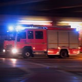 Einsatzfahrt der Feuerwehr bei Nacht (Symbolbild).