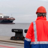 Hafenarbeiter an der Kaje des Jade-Weser-Ports