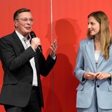 Das Foto zeigt einen Mann, Frank Imhoff, und eine Frau, Wiebke Winter, vor rotem Hintergrund.