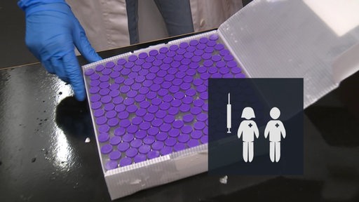 Im Hintergrund sieht man eine Box voller Impfdosen, im Vordergrund eine Grafik, die das Symbol zweier Menschen und eine Spritze zeigt.