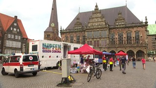 Ein Impfmobil für die Corona-Schutzimpfung steht auf dem Bremer Marktplatz. Im Hintergrund ist das Rathaus zu sehen.