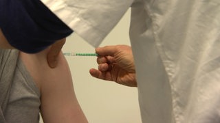 Eine Aufnahme eines Arms, der geimpft wird.