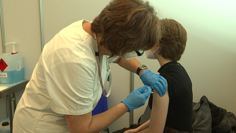 Ein minderjähriges Mädchen wird im Impfzentrum in Bremen von einer medizinischen Fachkraft gegen das Coronavirus geimpft.